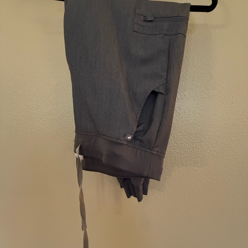 Figs Graphite Jogger Set - Picture 2 of 4